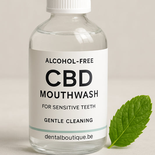A close‑up of a clear, alcohol‑free CBD mouthwash bottle beside a mint leaf, showing gentle freshness. Alt: alcoholvrij cbd mondwater voor gevoelige tanden gentle cleaning.